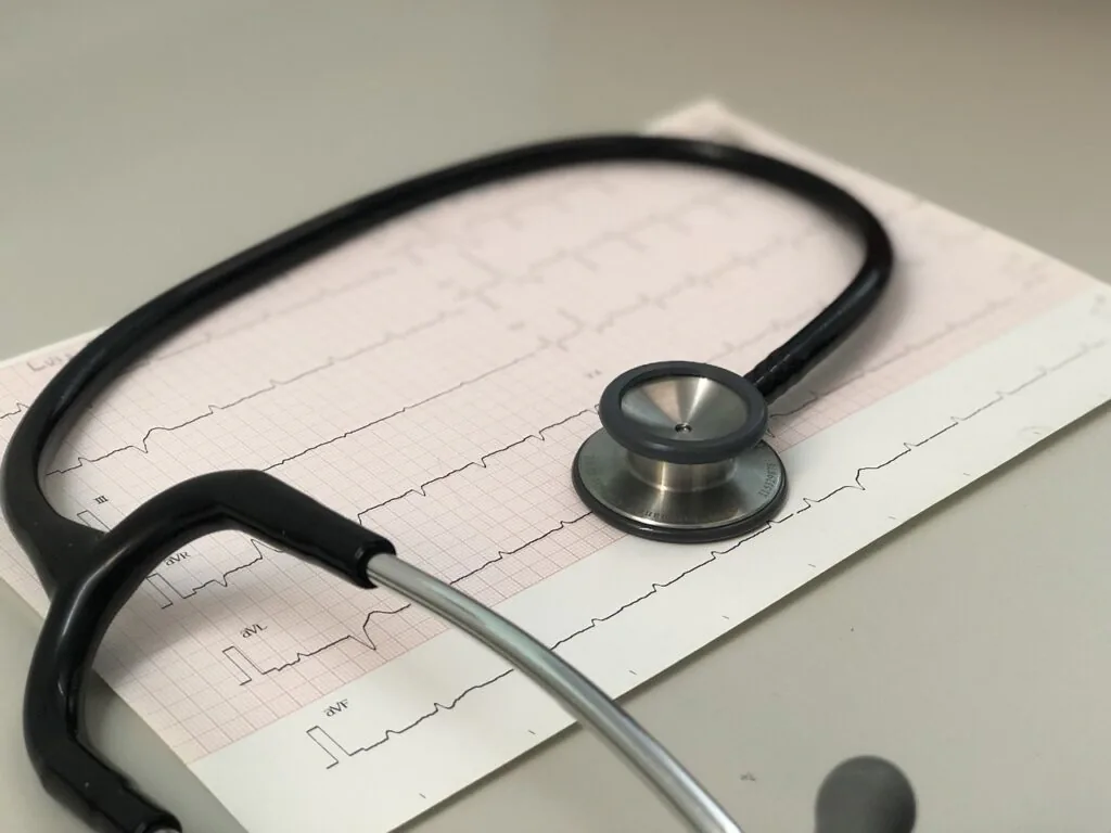 Cardiologista avalia o eletrocardiograma 